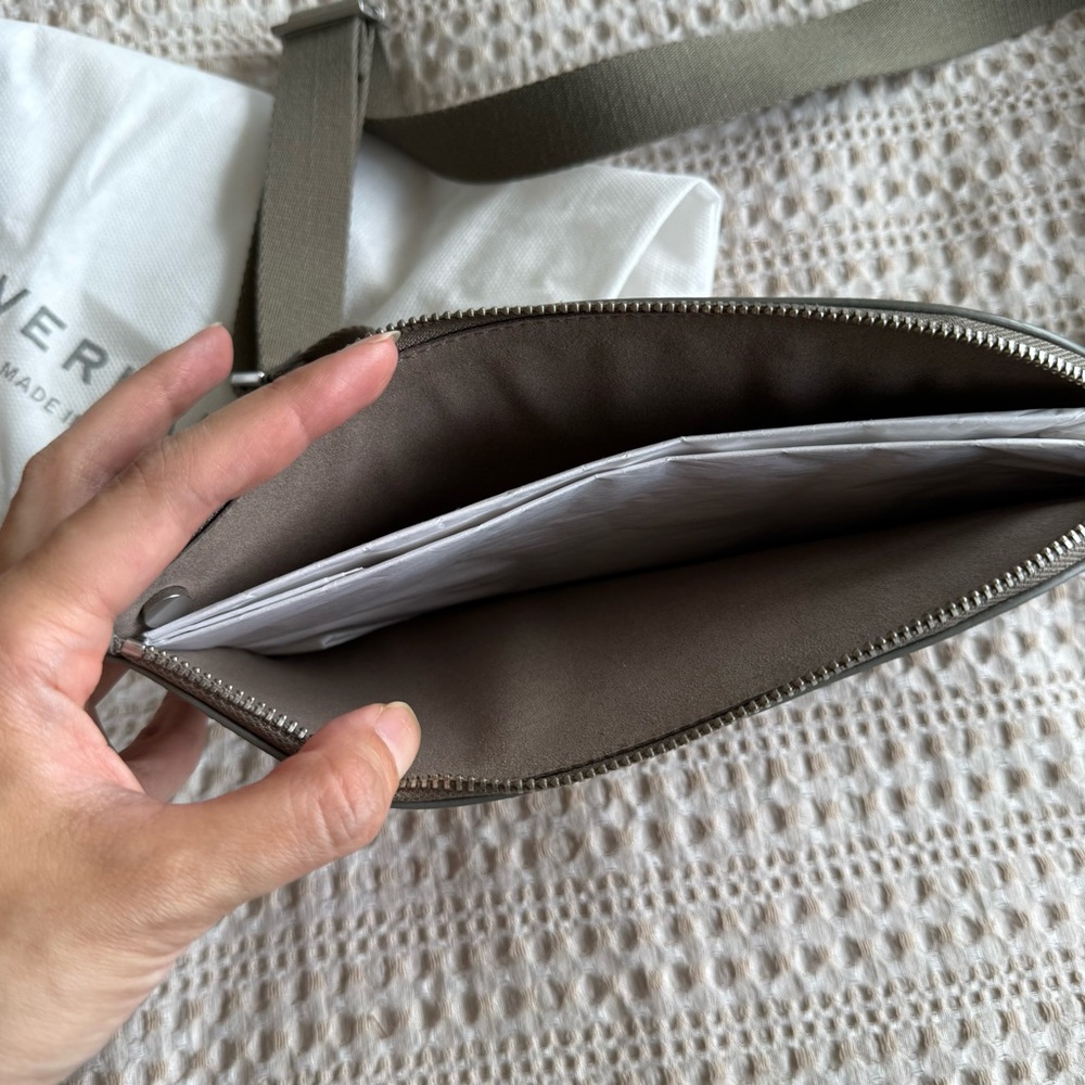 Everlane Leather Gray Sling Bag - Picture 4 of 4